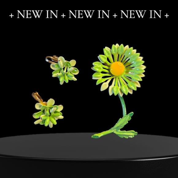 Jewelry - 🥕 Vintage Set Green Enamel Daisy Brooch & Clip Earring